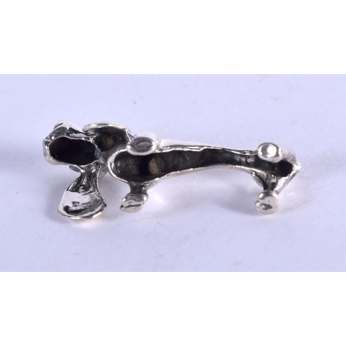 898 - A SILVER SAUSAGE DOG. 3.8 grams. 2.75 cm x 1.5 cm.