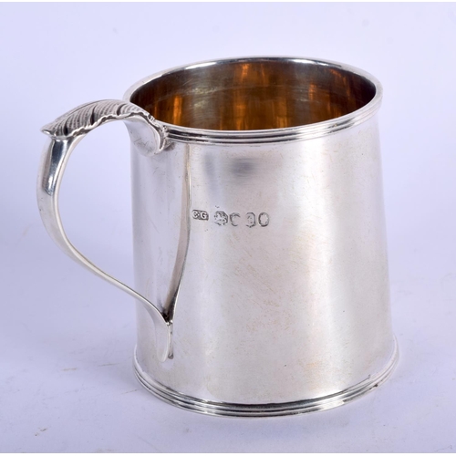 909 - A GEORGIAN SILVER MUG.  Hallmarked London 1804, Height 7.1cm to top of handle, width  8m including h... 