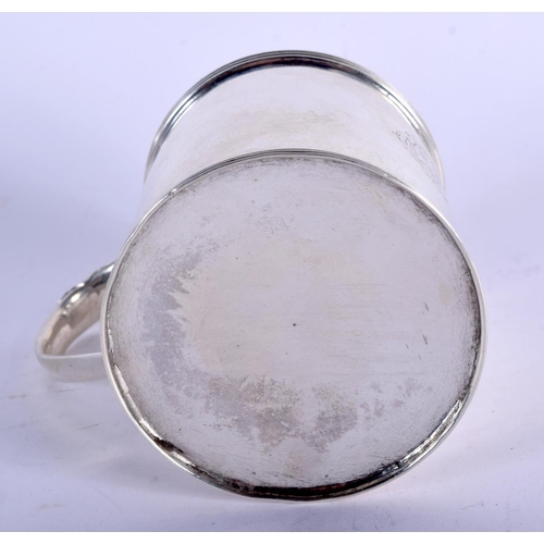 909 - A GEORGIAN SILVER MUG.  Hallmarked London 1804, Height 7.1cm to top of handle, width  8m including h... 