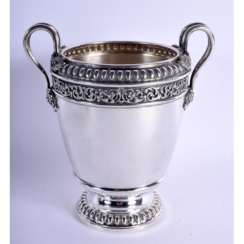 910 - AN ITALIAN SILVER ICE BUCKET IN THE FORM OF A TWIO HANDLED URN.  19cm high, width 17.5cm, weight 700... 