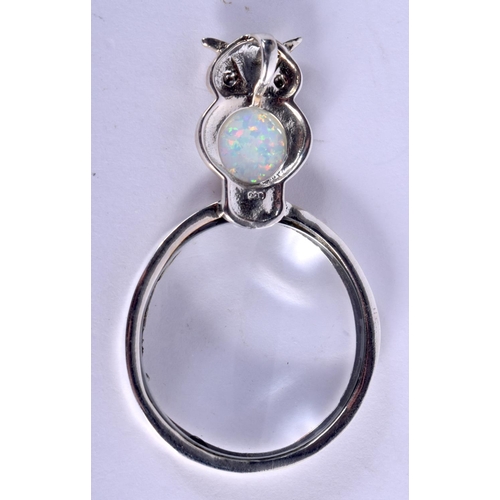 936 - A SILVER AND OPAL SET MAGNIFYING GLASS WITH OWL HANDLE.  Stamped 925, 5.4cm x 3.3cm, weight 12.8g