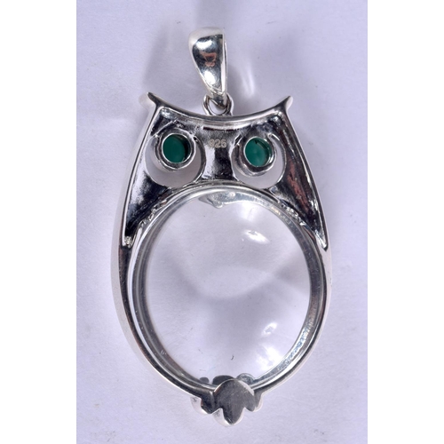 937 - A SILVER AND GEM SET MAGNIFYING GLASS IN THE FORM OF AN OWL.  Stamped 925, 4.9cm x 2.7cm, weight 12.... 