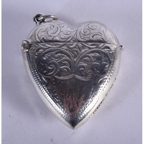 951 - A SILVER HEART SHAPED VESTA CASE.  4.6cm x 4.1cm, weight 18.7g