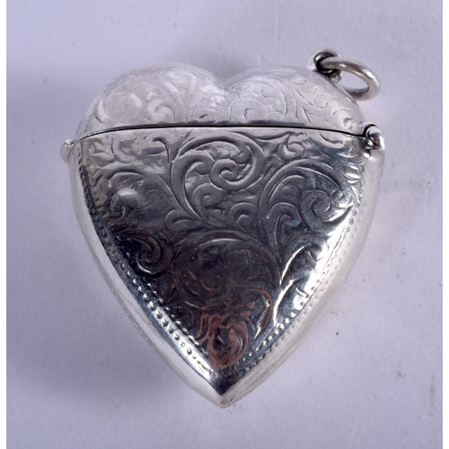 951 - A SILVER HEART SHAPED VESTA CASE.  4.6cm x 4.1cm, weight 18.7g