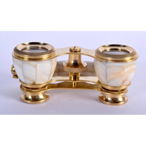 961 - A PAIR OF MOTHER OF PEARL OPERA GLASSES.  9.9cm wide, Handle 9cm Long, weight 259.2g