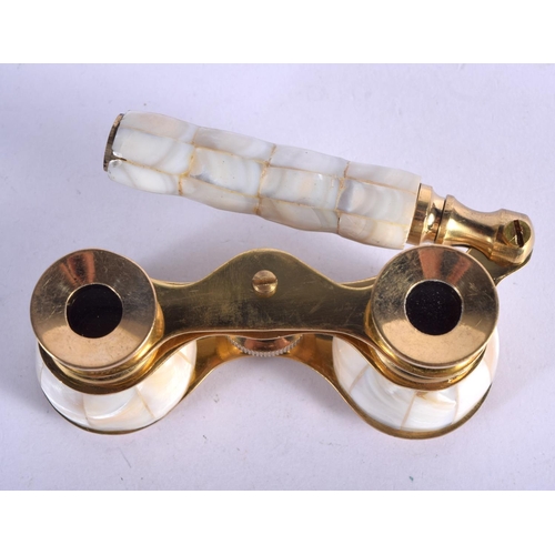 961 - A PAIR OF MOTHER OF PEARL OPERA GLASSES.  9.9cm wide, Handle 9cm Long, weight 259.2g