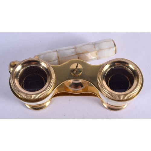 961 - A PAIR OF MOTHER OF PEARL OPERA GLASSES.  9.9cm wide, Handle 9cm Long, weight 259.2g