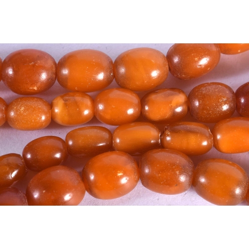 982 - AN AMBER NECKLACE.  57cm Long, Largest bead 12.6mm,  weight 28g