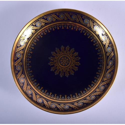 108 - 19TH C. SEVRES CIRCULAR DISH DECORATED INGOLD AND PLATINUM ON A DEEP BLUE GROUND. 17.5cm diameter