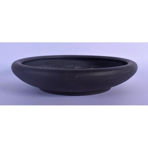 29 - A WEDGWOOD BLACK BASALT SHALLOW BOWL. 23.5 cm diameter.