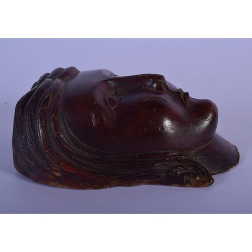 301 - AN 18TH CENTURY EUROPEAN CARVED TREEN WOOD MASK modelled as a female. 12 cm x 7 cm.