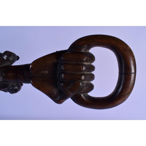 355 - A VINTAGE AFRICAN TRIBAL CARVED WOOD MONKEY SHOOTING STICK. 90 cm long.