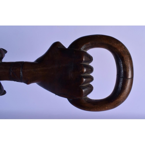 355 - A VINTAGE AFRICAN TRIBAL CARVED WOOD MONKEY SHOOTING STICK. 90 cm long.