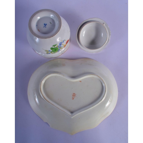 46 - A MEISSEN PORCELAIN SUCRIER AND COVER together with a C1800 Derby dish. Largest 24 cm wide. (2)
