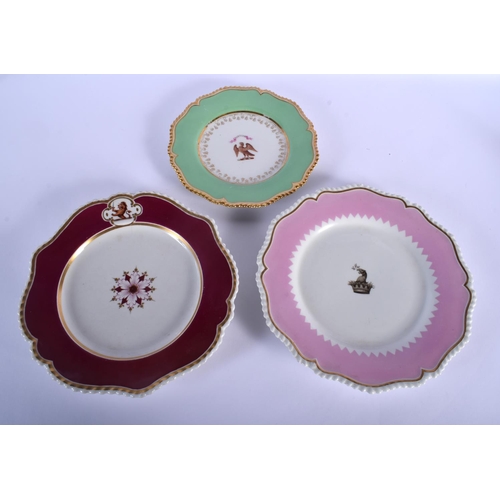 68 - EARLY 19TH C. FLIGHT BARR AND BARR GREEN BORDERED PLATE WITH CREST AND MOTTO, A FBB PINK BORDERED PL... 