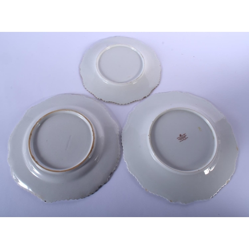 68 - EARLY 19TH C. FLIGHT BARR AND BARR GREEN BORDERED PLATE WITH CREST AND MOTTO, A FBB PINK BORDERED PL... 