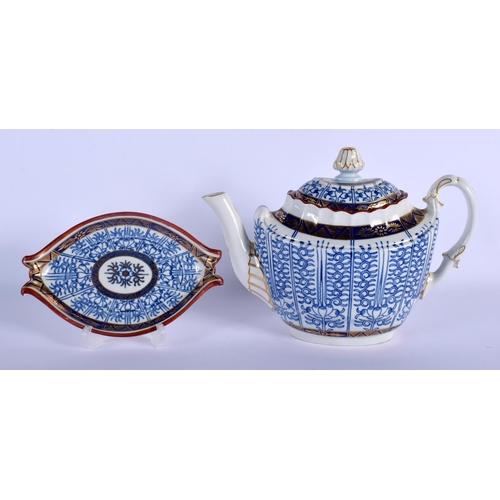 81 - 18TH C. FLIGHT BARR WORCESTER TEAPOT COVER AND STAND PAINTED WITH ROYAL LILY PATTERN.  18cm high (2)