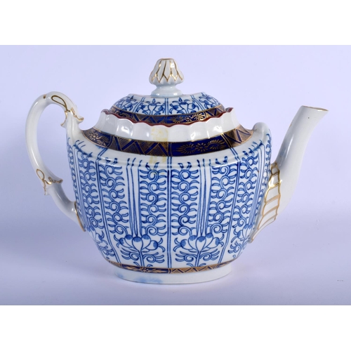 81 - 18TH C. FLIGHT BARR WORCESTER TEAPOT COVER AND STAND PAINTED WITH ROYAL LILY PATTERN.  18cm high (2)