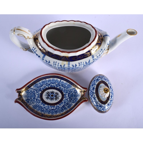 81 - 18TH C. FLIGHT BARR WORCESTER TEAPOT COVER AND STAND PAINTED WITH ROYAL LILY PATTERN.  18cm high (2)