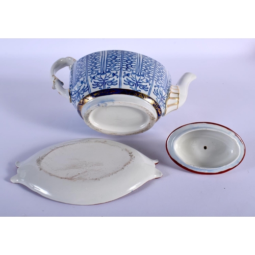 81 - 18TH C. FLIGHT BARR WORCESTER TEAPOT COVER AND STAND PAINTED WITH ROYAL LILY PATTERN.  18cm high (2)