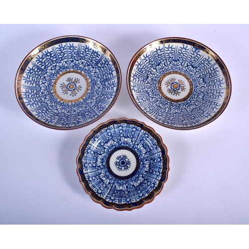 83 - 18TH C. WORCESTER SHAPED SMALL PLATE PAINTED WITH ROYAL LILY AND TWO BARR SAUCER-DISHES AND A BOWL S... 