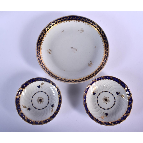 86 - 18TH C. WORCESTER SHANKERED PAIR OF TEABOWLS AND SAUCER AND MATCHING BOWL TOGETHER WITH A SAUCER ALL... 