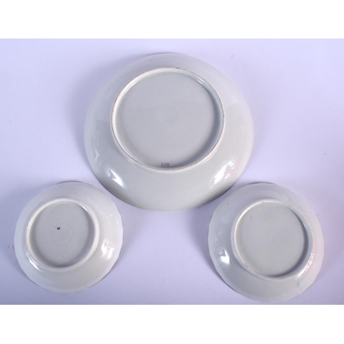 86 - 18TH C. WORCESTER SHANKERED PAIR OF TEABOWLS AND SAUCER AND MATCHING BOWL TOGETHER WITH A SAUCER ALL... 