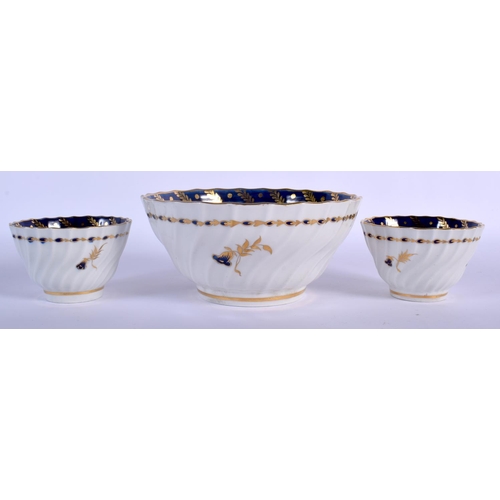 86 - 18TH C. WORCESTER SHANKERED PAIR OF TEABOWLS AND SAUCER AND MATCHING BOWL TOGETHER WITH A SAUCER ALL... 