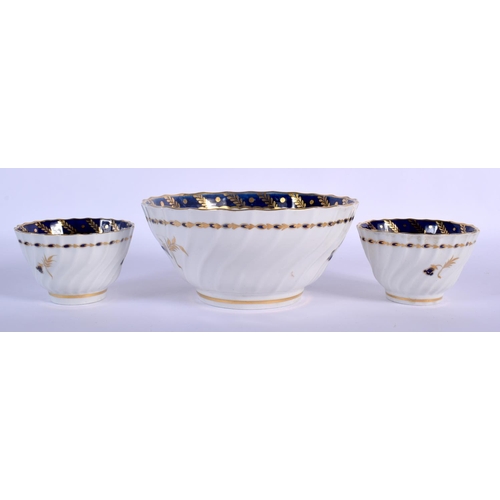 86 - 18TH C. WORCESTER SHANKERED PAIR OF TEABOWLS AND SAUCER AND MATCHING BOWL TOGETHER WITH A SAUCER ALL... 