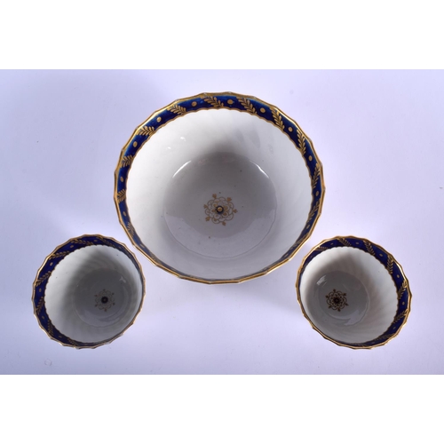 86 - 18TH C. WORCESTER SHANKERED PAIR OF TEABOWLS AND SAUCER AND MATCHING BOWL TOGETHER WITH A SAUCER ALL... 