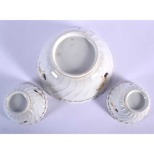 86 - 18TH C. WORCESTER SHANKERED PAIR OF TEABOWLS AND SAUCER AND MATCHING BOWL TOGETHER WITH A SAUCER ALL... 