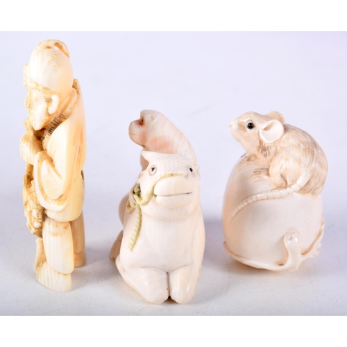 32 - A FINE 19TH CENTURY JAPANESE MEIJI PERIOD CARVED IVORY BULL NETSUKE together with two others. Larges... 