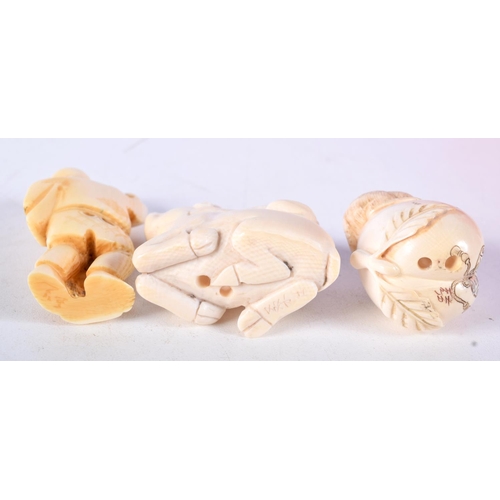 32 - A FINE 19TH CENTURY JAPANESE MEIJI PERIOD CARVED IVORY BULL NETSUKE together with two others. Larges... 