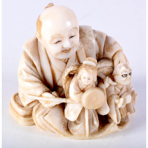 40 - A GOOD 19TH CENTURY JAPANESE MEIJI PERIOD CARVED IVORY NETSUKE modelled as a male with puppets. 5 cm... 