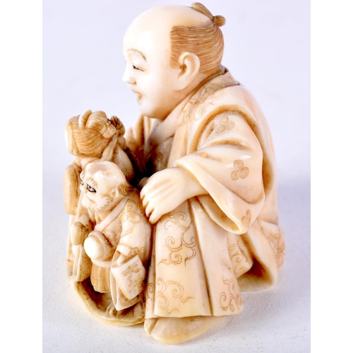 40 - A GOOD 19TH CENTURY JAPANESE MEIJI PERIOD CARVED IVORY NETSUKE modelled as a male with puppets. 5 cm... 