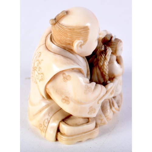 40 - A GOOD 19TH CENTURY JAPANESE MEIJI PERIOD CARVED IVORY NETSUKE modelled as a male with puppets. 5 cm... 