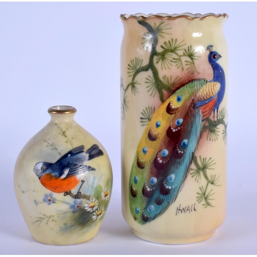 107 - LOCKE WORCESTER VASES PAINTED WITH A BIRD, SIGNED WALL OR LEV, GREEN GLOBE MARK 10.5cm High