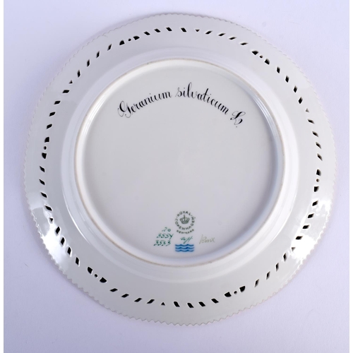 184 - 20TH C. ROYAL COPENHAGEN FLORA DANICA BOTANICAL PLATE 22cm Diameter