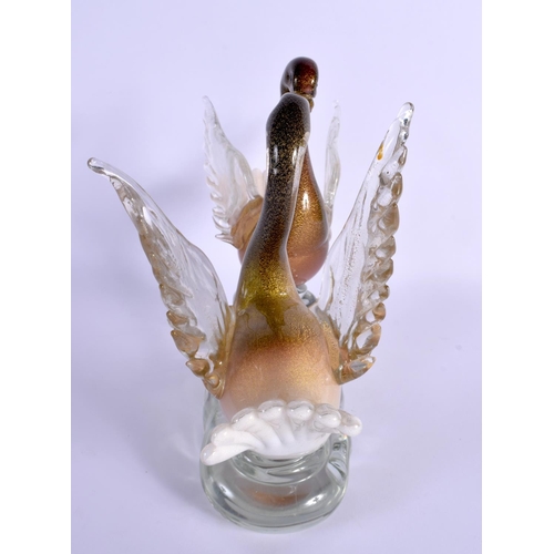 259 - A MURANO GLASS FIGURE OF TWO BIRDS. 25 cm x 24 cm.