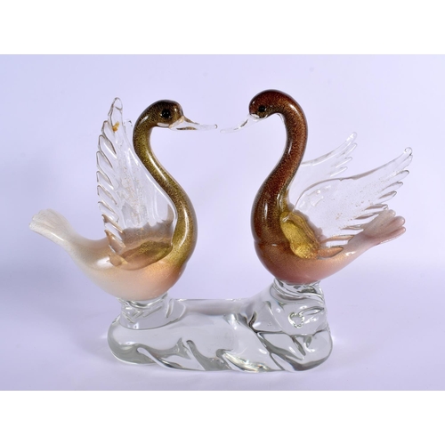 259 - A MURANO GLASS FIGURE OF TWO BIRDS. 25 cm x 24 cm.