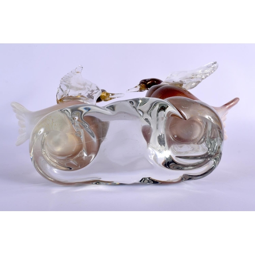 259 - A MURANO GLASS FIGURE OF TWO BIRDS. 25 cm x 24 cm.