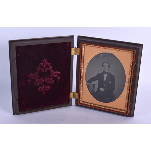 332 - AN ANTIQUE CASED DAGUERROTYPE. 12.5 cm x 10 cm.