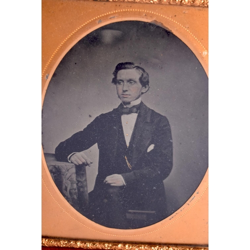 332 - AN ANTIQUE CASED DAGUERROTYPE. 12.5 cm x 10 cm.