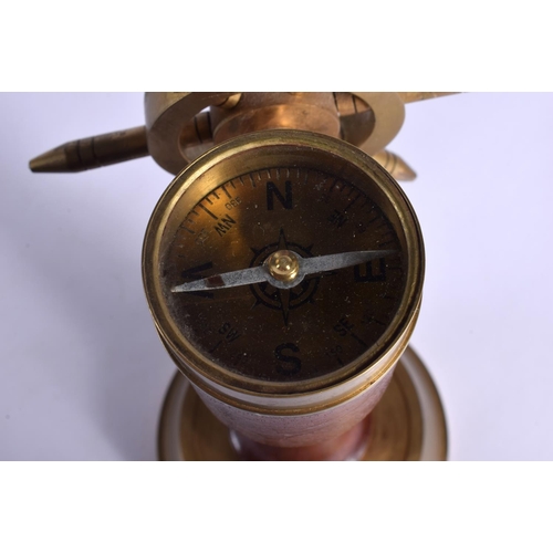 349 - AN UNUSUAL NOVELTY 1940S BRASS COMPASS SHIPS WHEEL DESK ORNAMENT. 24 cm x 10 cm.