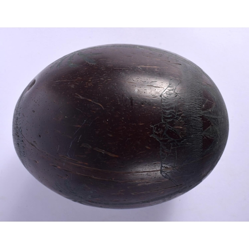 354 - AN EARLY 20TH CENTURY INDIAN CARVED PUNA COCONUT SHELL decorated with figures. 12.5 cm x 9 cm.
