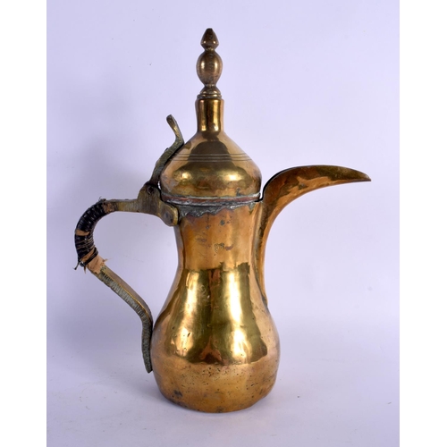 424 - AN EARLY 20TH CENTURY OMANI MIDDLE EASTERN BRASS EWER. 30 cm x 18 cm.
