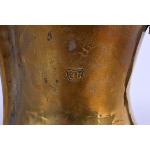 424 - AN EARLY 20TH CENTURY OMANI MIDDLE EASTERN BRASS EWER. 30 cm x 18 cm.