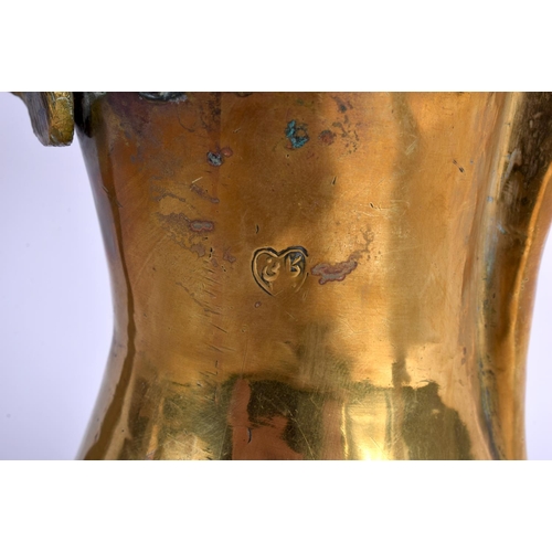 424 - AN EARLY 20TH CENTURY OMANI MIDDLE EASTERN BRASS EWER. 30 cm x 18 cm.