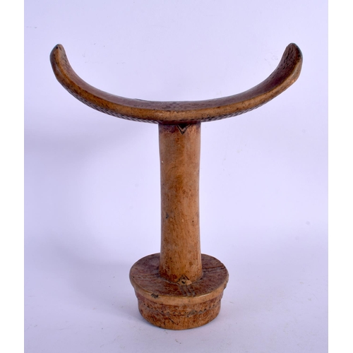 440 - AN AFRICAN TRIBAL SOMALI HAWAYE HEAD REST. 20 cm x 15 cm.