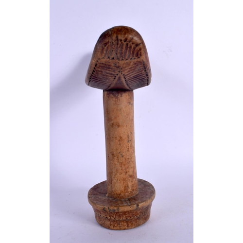 440 - AN AFRICAN TRIBAL SOMALI HAWAYE HEAD REST. 20 cm x 15 cm.